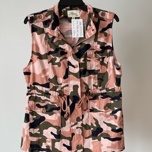 Forme' Mode' Pink Camo Utility Vest NWT in a size medium - Picture 11 of 12